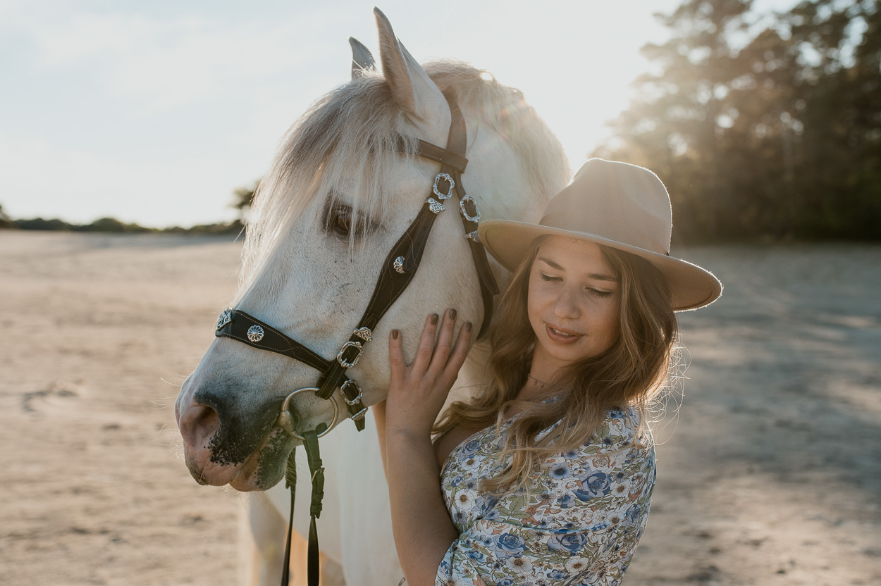 Dayofmylife-fotoshoot-loveshoot met paard-loveshoot-zandverstuiving-doornspijk-fotograaf-bruidsfotograaf-trouwfotograaf-elburg-zwolle-bruidsfotografie-loveshoot-goldenhour-1