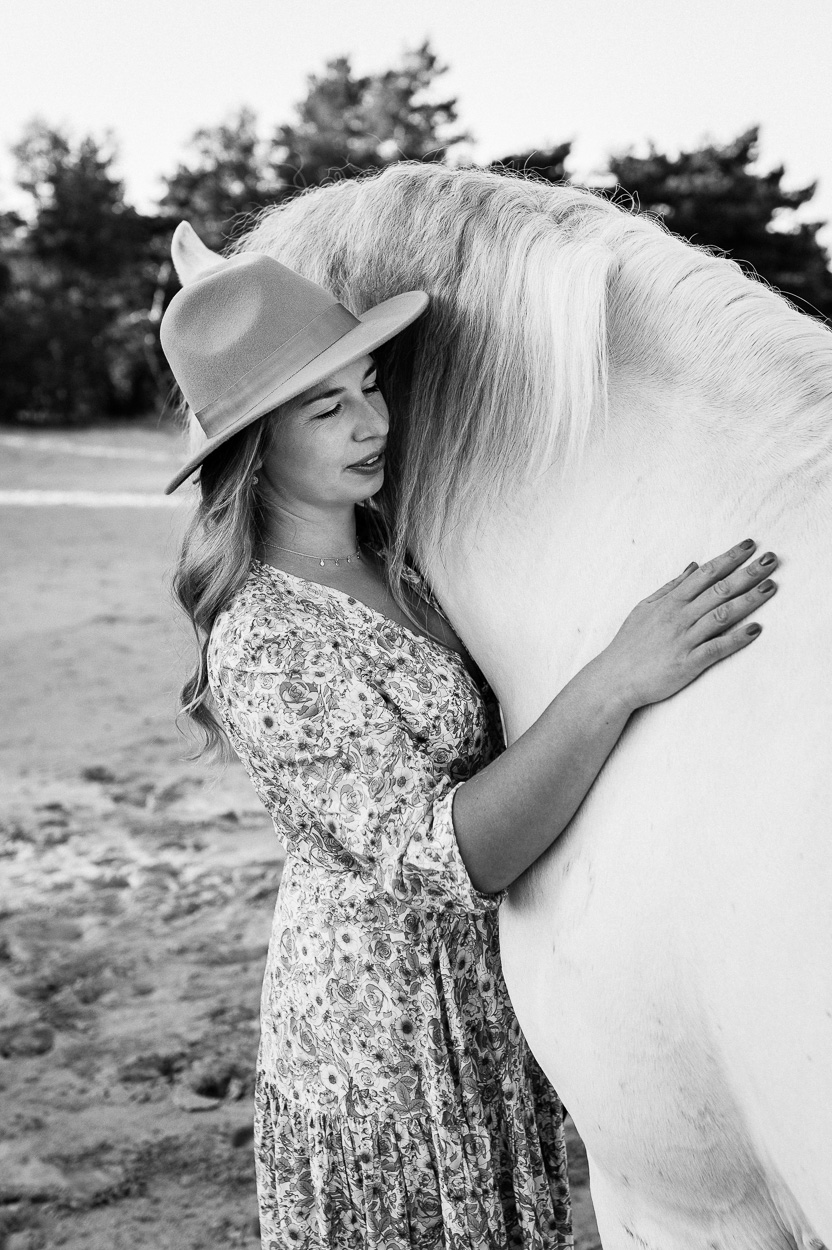 Dayofmylife-fotoshoot-loveshoot met paard-loveshoot-zandverstuiving-doornspijk-fotograaf-bruidsfotograaf-trouwfotograaf-elburg-zwolle-bruidsfotografie-loveshoot-goldenhour-12