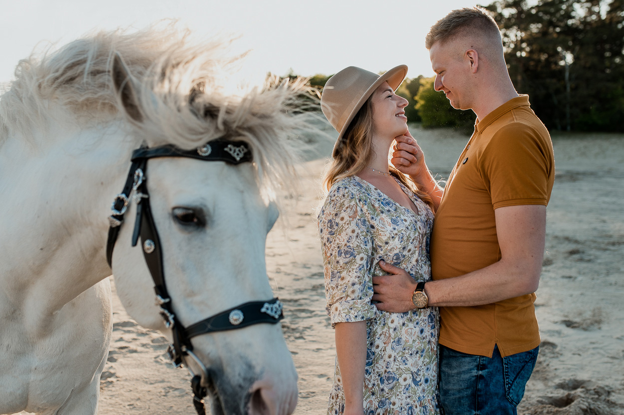 Dayofmylife-fotoshoot-loveshoot met paard-loveshoot-zandverstuiving-doornspijk-fotograaf-bruidsfotograaf-trouwfotograaf-elburg-zwolle-bruidsfotografie-loveshoot-goldenhour-19