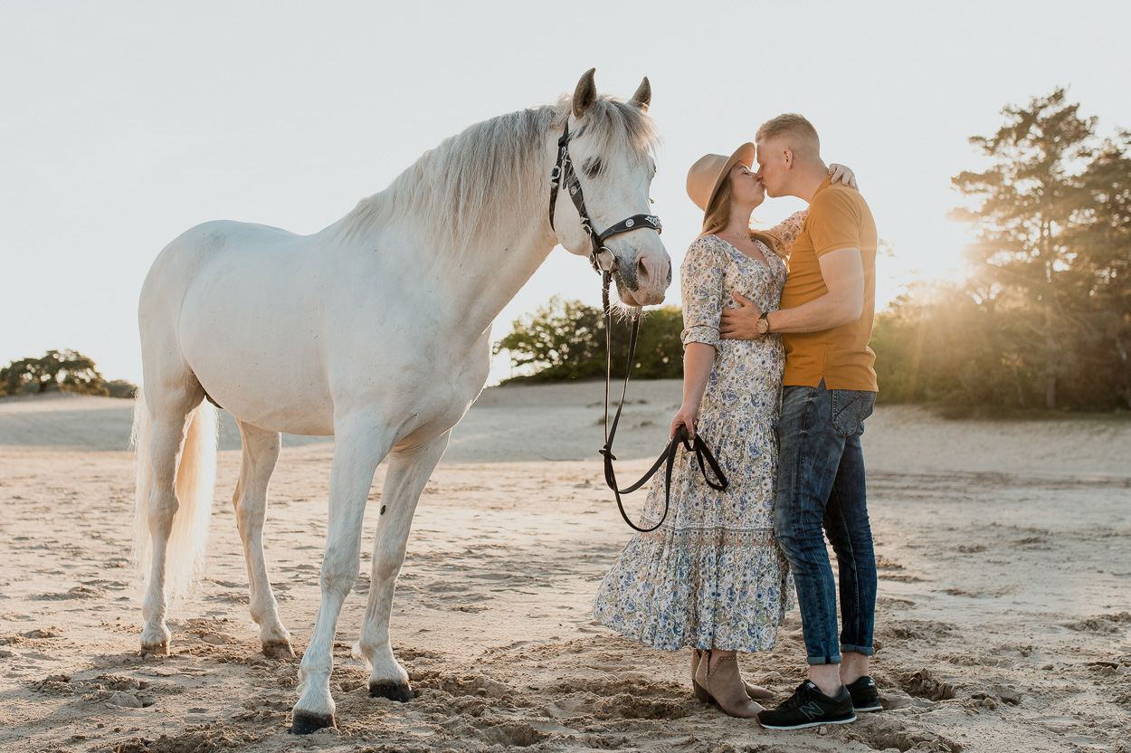 Dayofmylife-fotoshoot-loveshoot met paard-loveshoot-zandverstuiving-doornspijk-fotograaf-bruidsfotograaf-trouwfotograaf-elburg-zwolle-bruidsfotografie-loveshoot-goldenhour-21