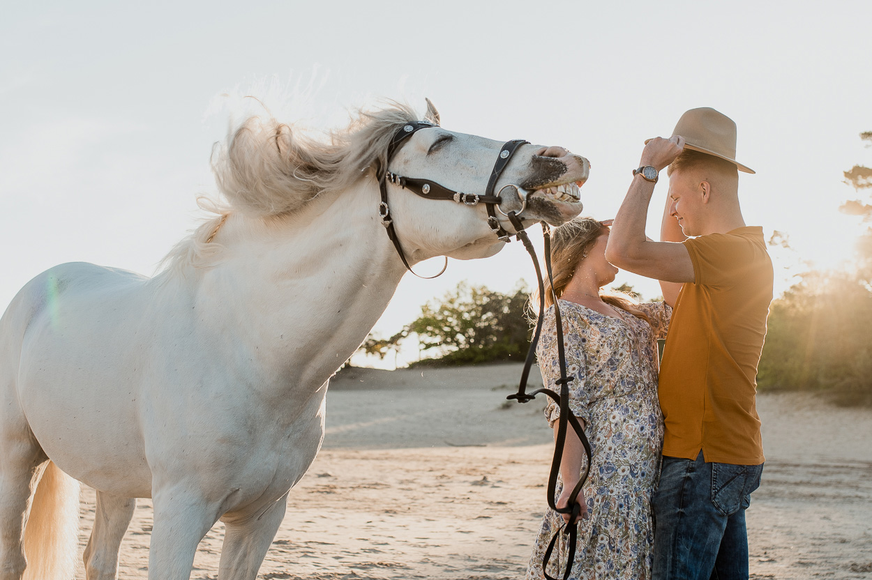 Dayofmylife-fotoshoot-loveshoot met paard-loveshoot-zandverstuiving-doornspijk-fotograaf-bruidsfotograaf-trouwfotograaf-elburg-zwolle-bruidsfotografie-loveshoot-goldenhour-22
