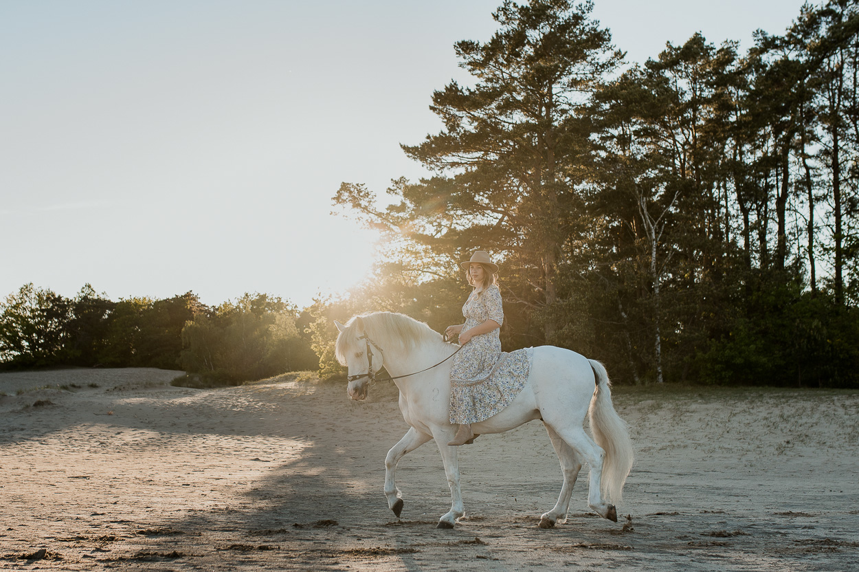Dayofmylife-fotoshoot-loveshoot met paard-loveshoot-zandverstuiving-doornspijk-fotograaf-bruidsfotograaf-trouwfotograaf-elburg-zwolle-bruidsfotografie-loveshoot-goldenhour-3